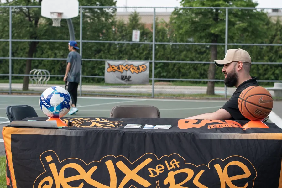 Le kiosque Jeux de la rue et son terrain de basket-ball