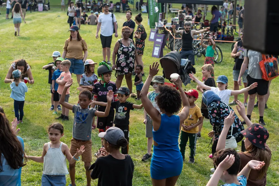 La foule qui danse et lève les mains devant l’animateur