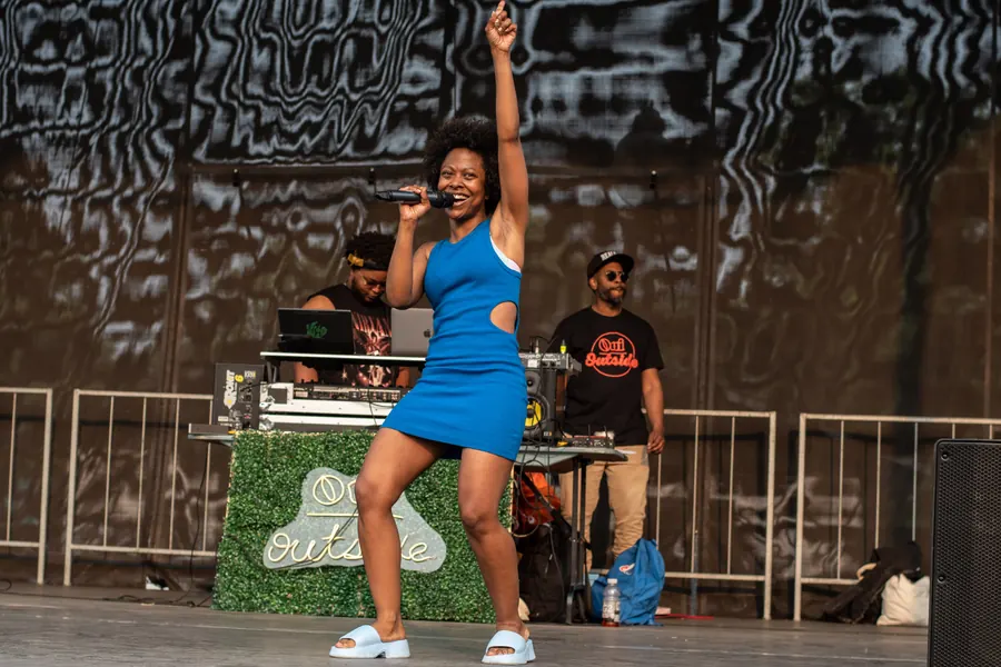 Une danseuse en robe bleue en pleine performance sur la grande scène