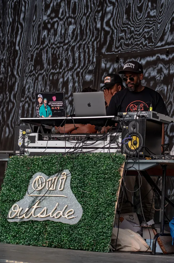 Le DJ aux platines devant le mur végétal Oui Outside