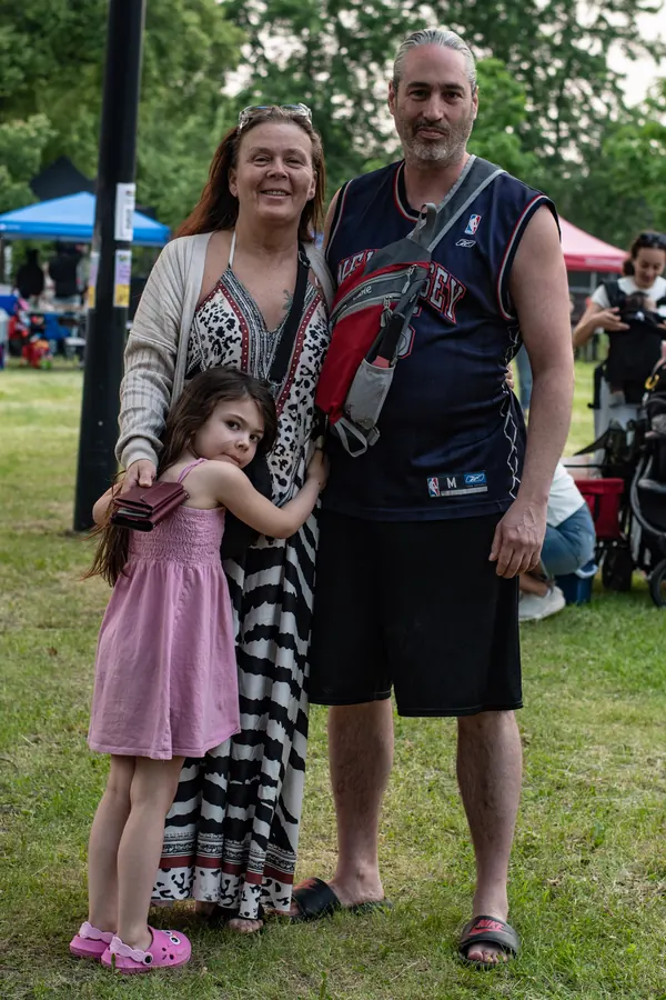 Une famille prend la pose sur le gazon du parc Beauclerk