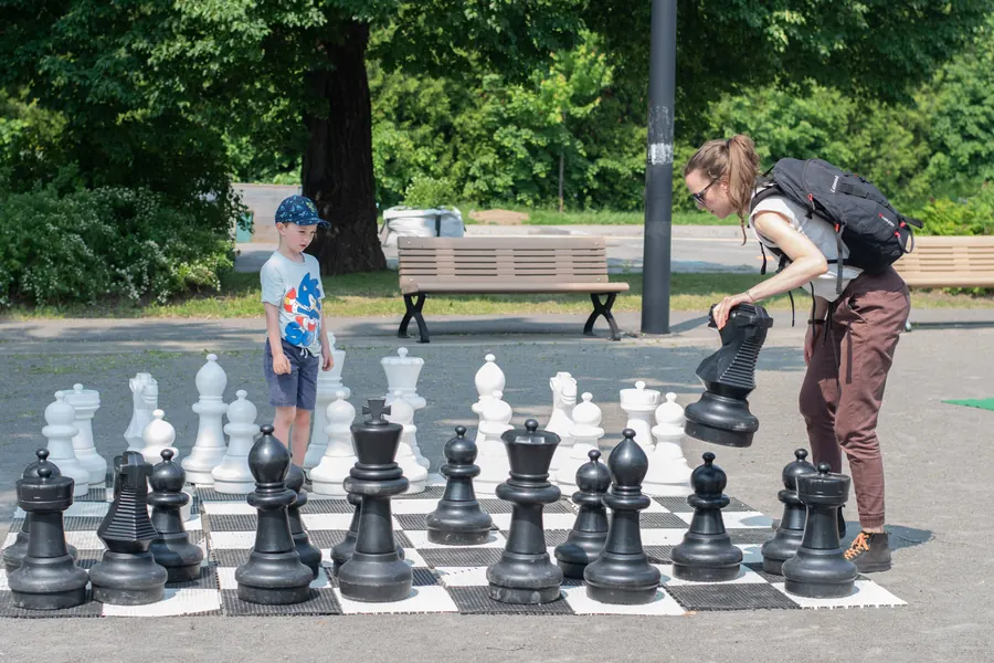 Un jeu d’échecs géant installé sur l’asphalte du parc