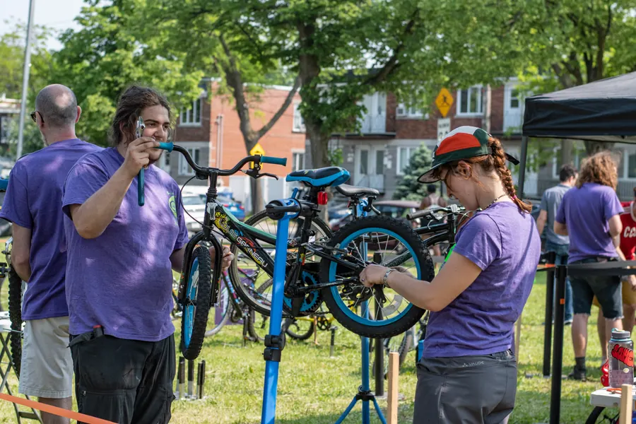 L’atelier de réparation de vélos en plein air