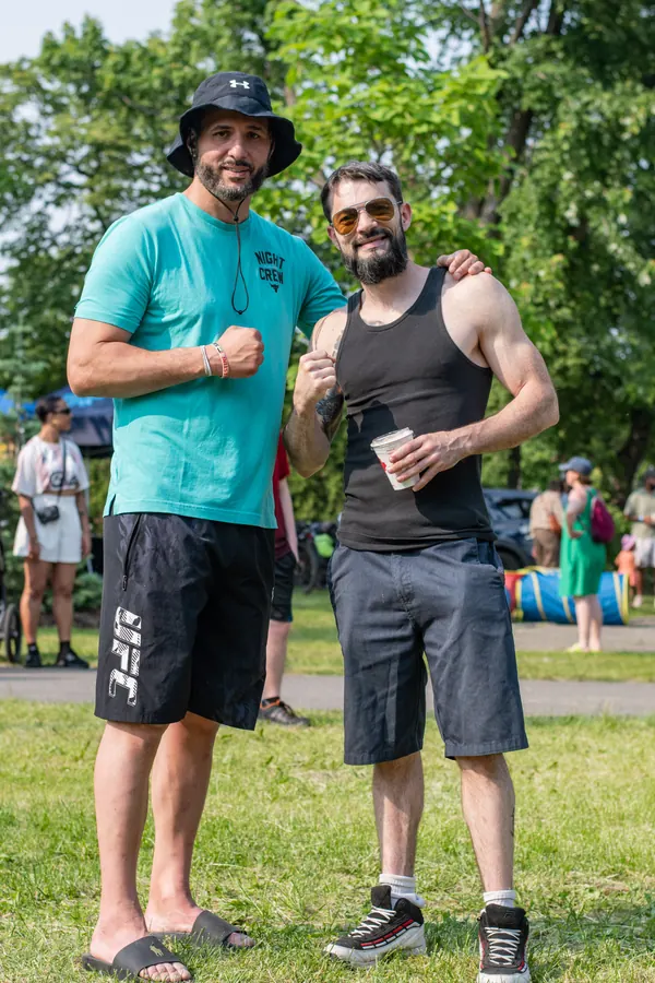 Deux participants prennent la pose devant l’objectif