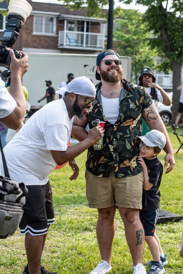 Un photographe capte un moment avec un jeune festivalier
